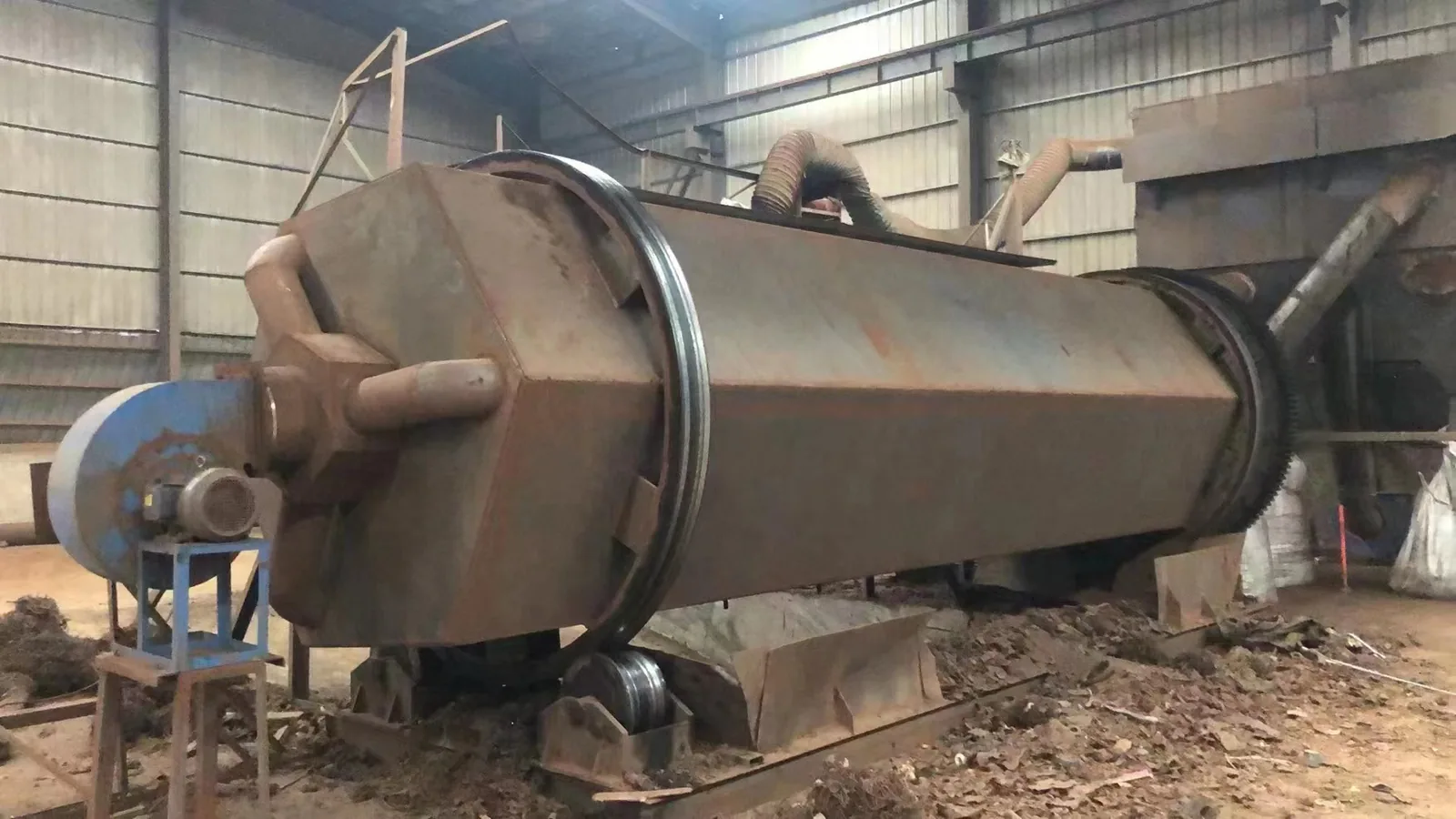 Heavy-duty large cobblestone polishing drum installed in an industrial workshop